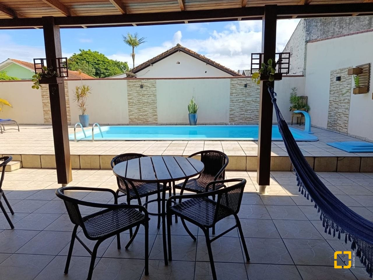 Casa com 90m², 3 quartos (sendo 1 suíte), 2 garagens, no bairro Universitário em Biguaçu