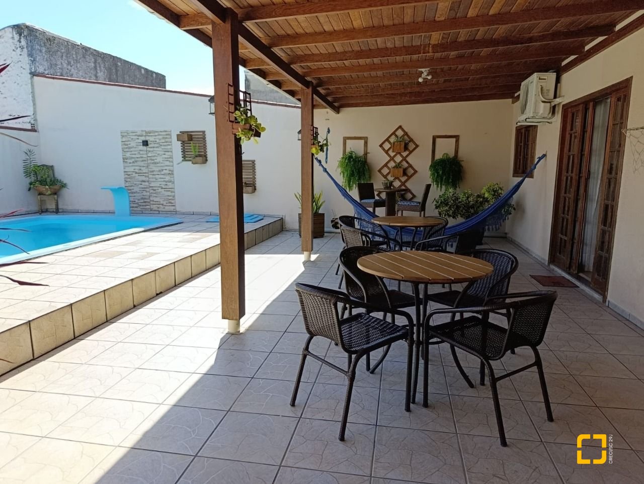 Casa com 90m², 3 quartos (sendo 1 suíte), 2 garagens, no bairro Universitário em Biguaçu