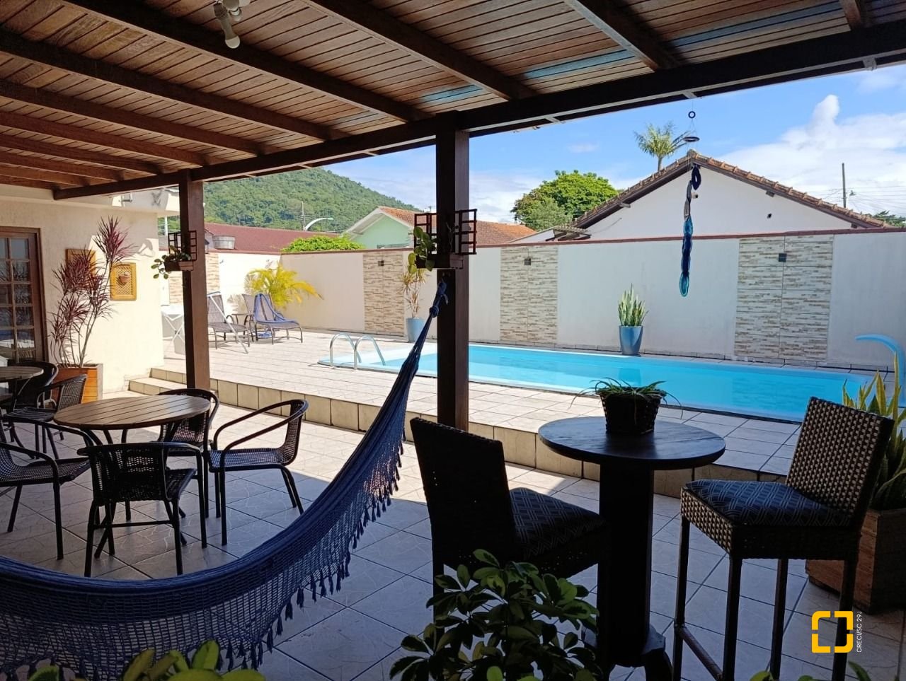 Casa com 90m², 3 quartos (sendo 1 suíte), 2 garagens, no bairro Universitário em Biguaçu