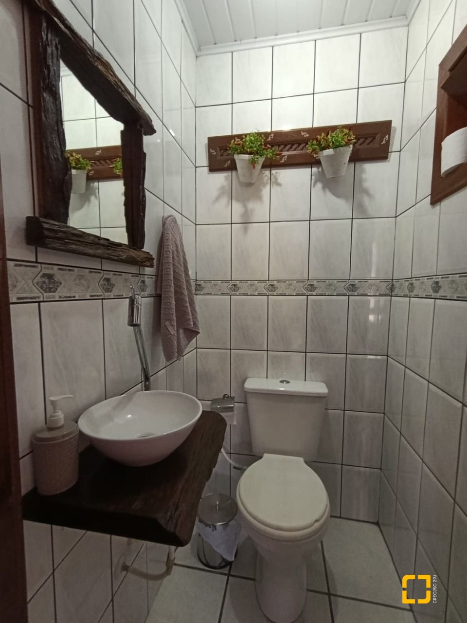 Casa com 90m², 3 quartos (sendo 1 suíte), 2 garagens, no bairro Universitário em Biguaçu