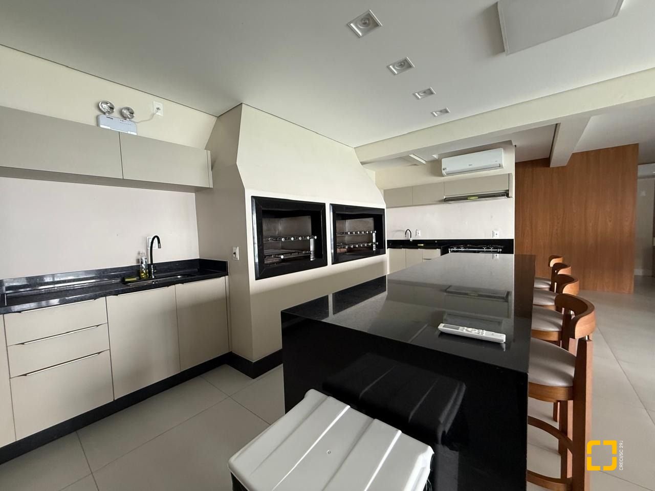 Apartamento com 97m², 4 quartos (sendo 1 suíte), 1 garagem, no bairro Centro em Florianópolis