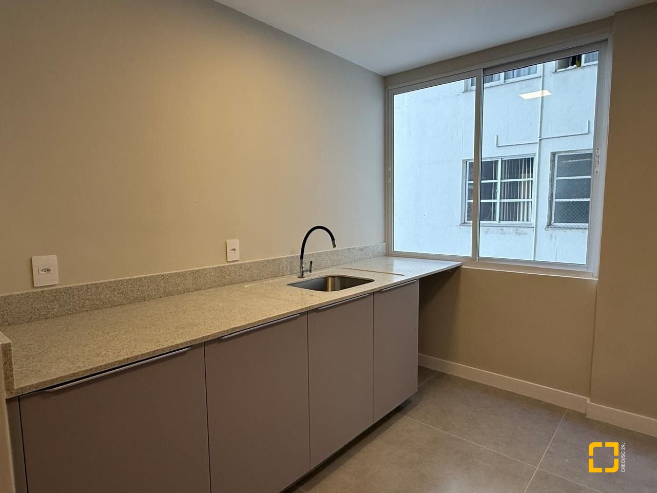 Apartamento com 97m², 4 quartos (sendo 1 suíte), 1 garagem, no bairro Centro em Florianópolis