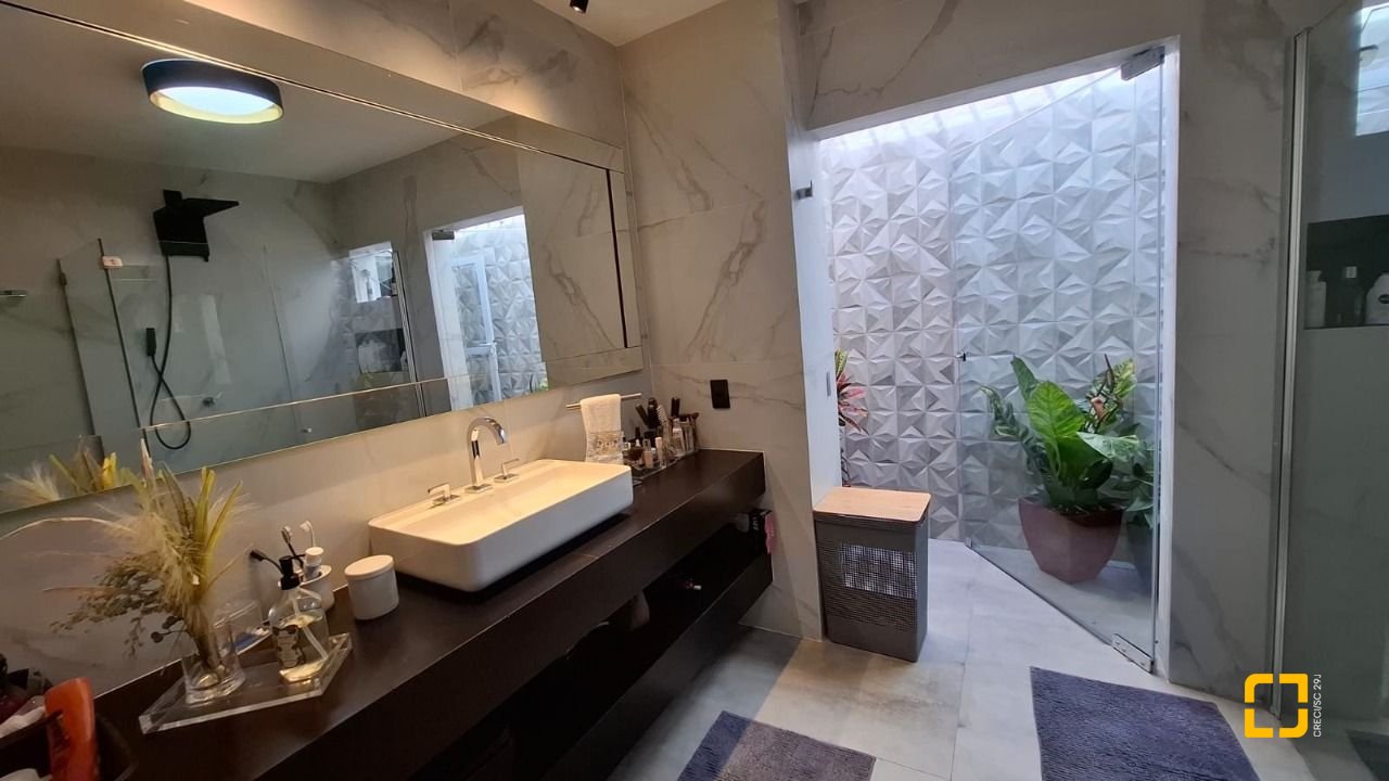 Casa com 412m², 12 quartos (sendo 6 suítes), 4 garagens, no bairro Ponta das Canas em Florianópolis