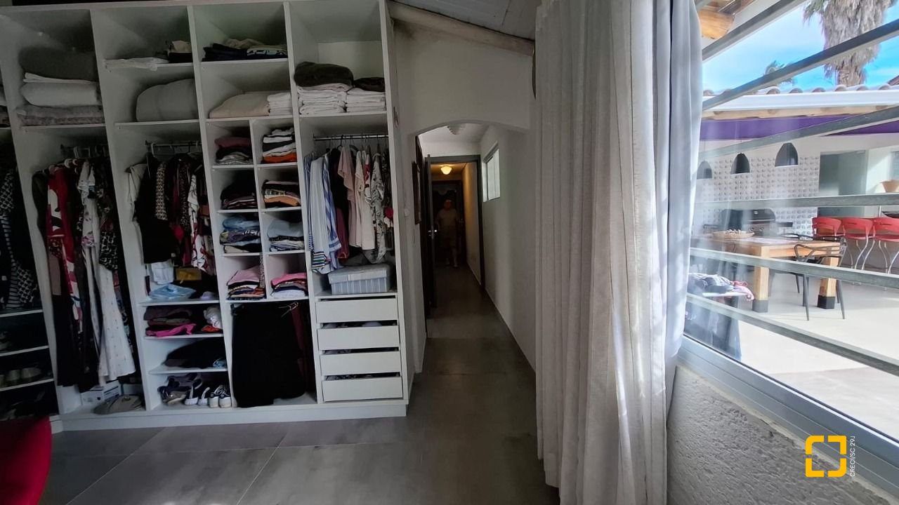 Casa com 412m², 12 quartos (sendo 6 suítes), 4 garagens, no bairro Ponta das Canas em Florianópolis