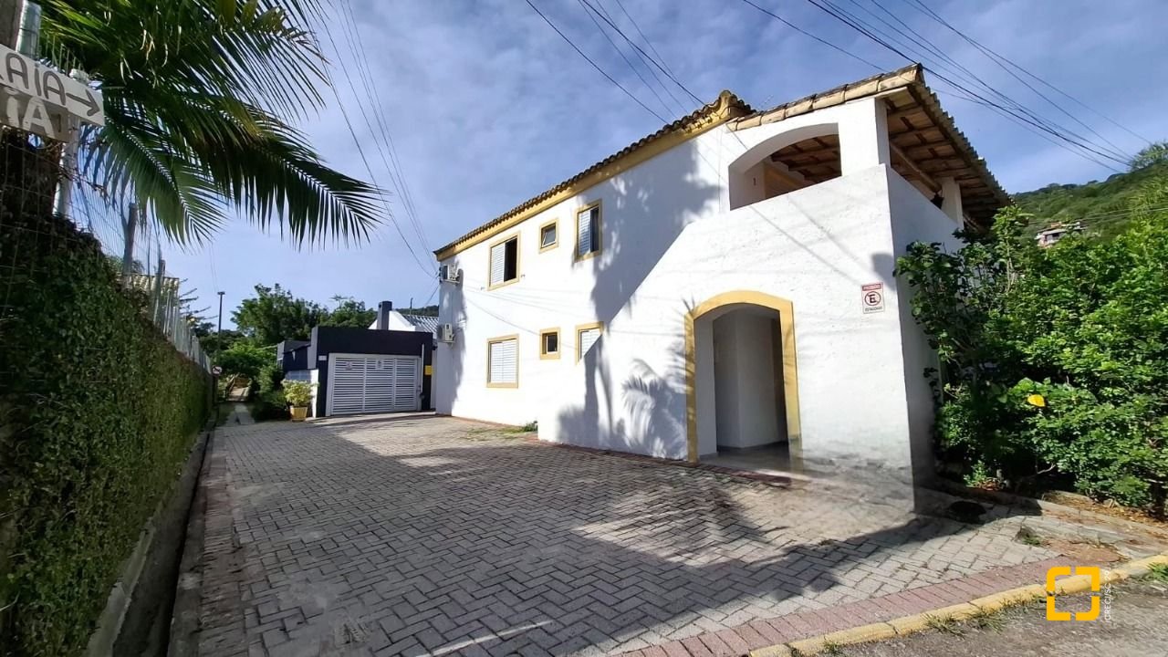 Casa com 412m², 12 quartos (sendo 6 suítes), 4 garagens, no bairro Ponta das Canas em Florianópolis