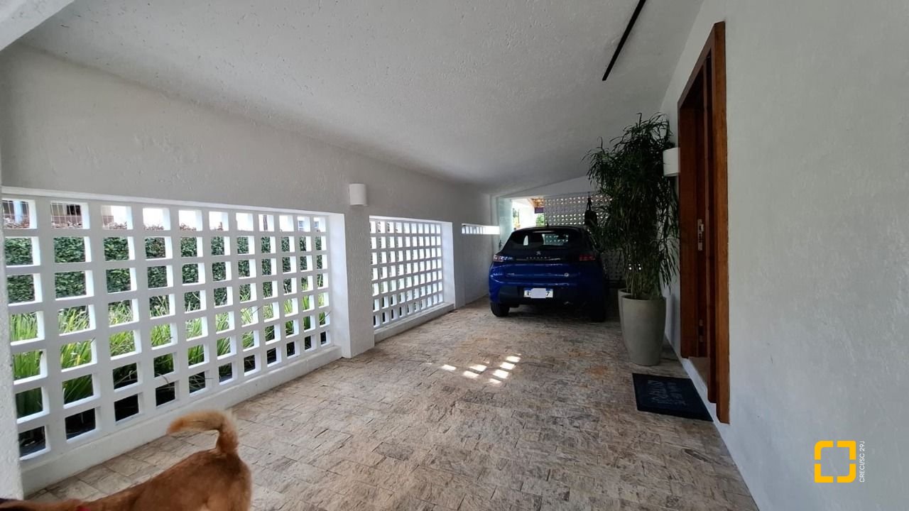 Casa com 412m², 12 quartos (sendo 6 suítes), 4 garagens, no bairro Ponta das Canas em Florianópolis