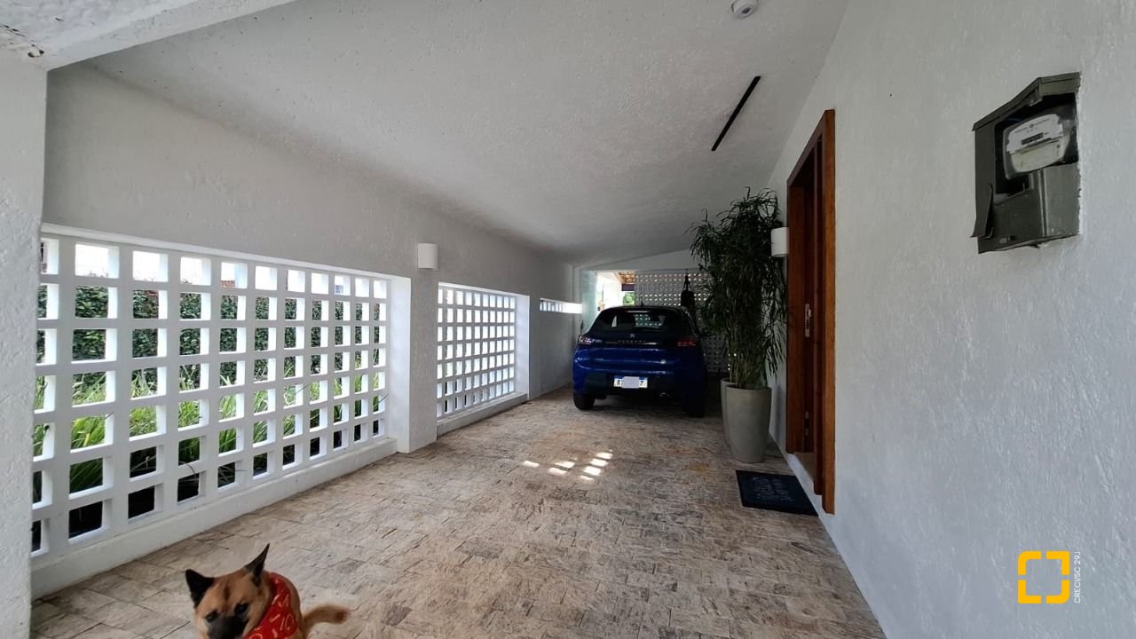 Casa com 412m², 12 quartos (sendo 6 suítes), 4 garagens, no bairro Ponta das Canas em Florianópolis