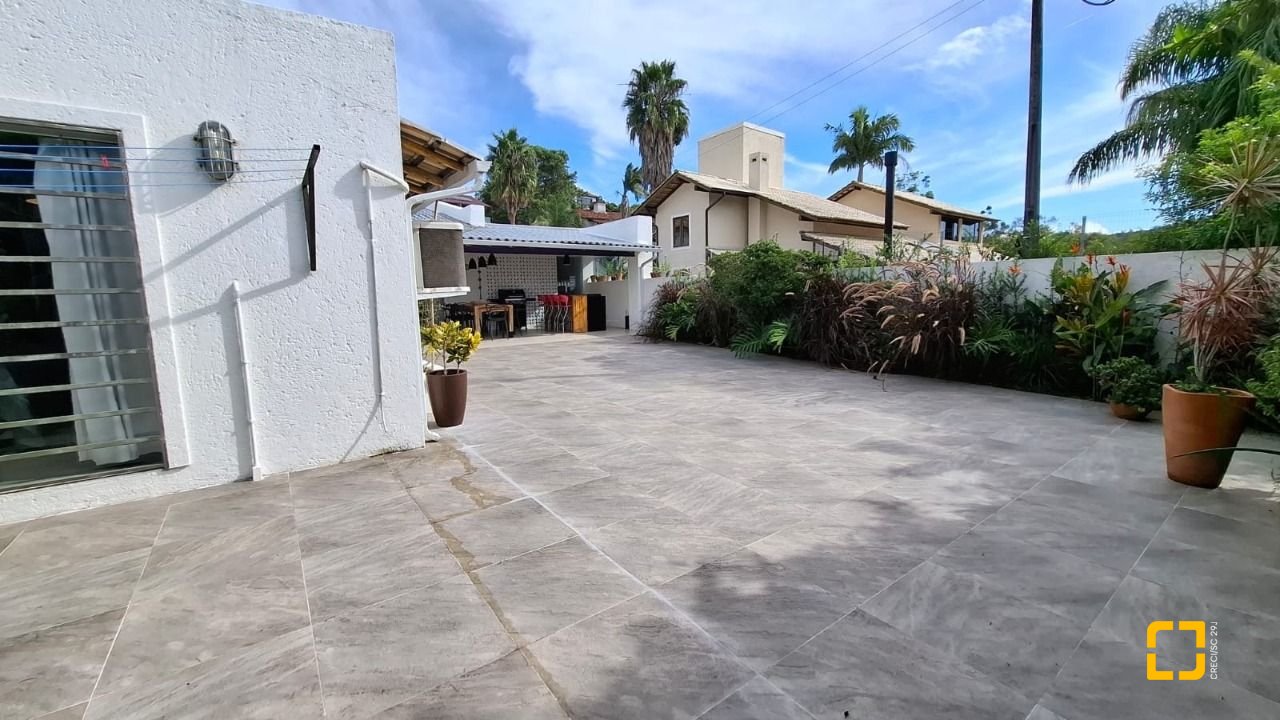 Casa com 412m², 12 quartos (sendo 6 suítes), 4 garagens, no bairro Ponta das Canas em Florianópolis