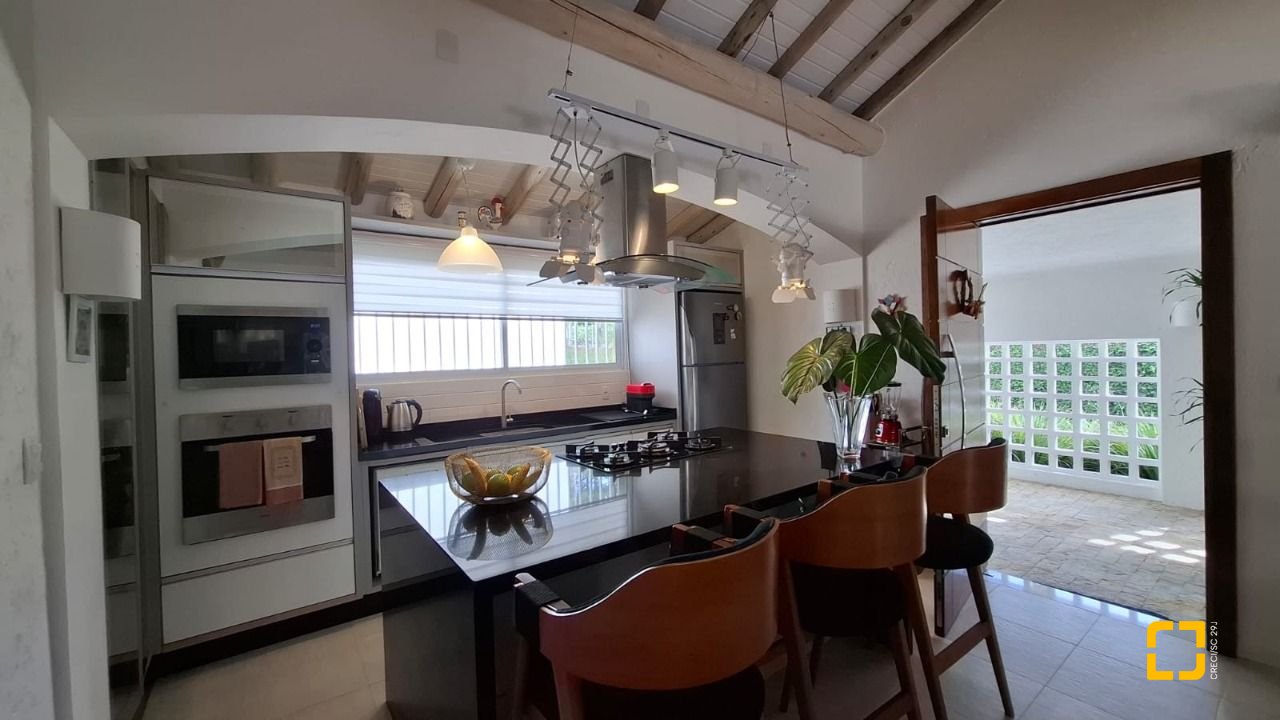 Casa com 412m², 12 quartos (sendo 6 suítes), 4 garagens, no bairro Ponta das Canas em Florianópolis