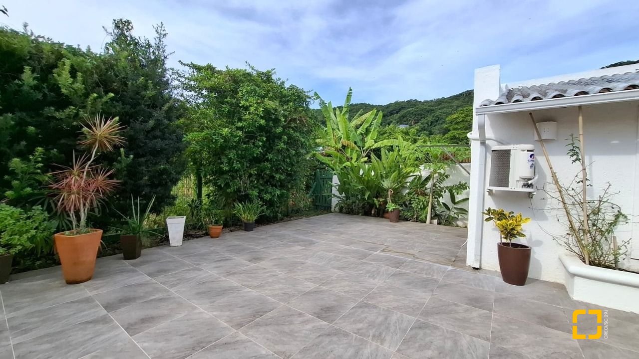 Casa com 412m², 12 quartos (sendo 6 suítes), 4 garagens, no bairro Ponta das Canas em Florianópolis