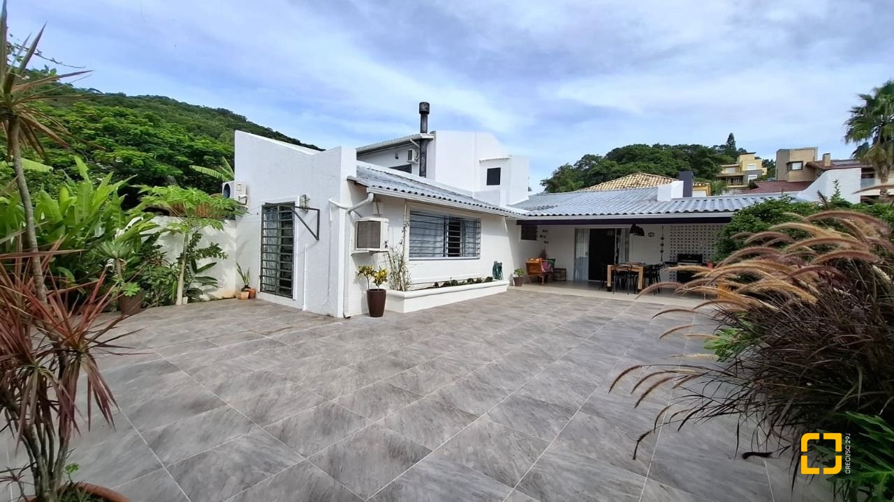 Casa com 412m², 12 quartos (sendo 6 suítes), 4 garagens, no bairro Ponta das Canas em Florianópolis