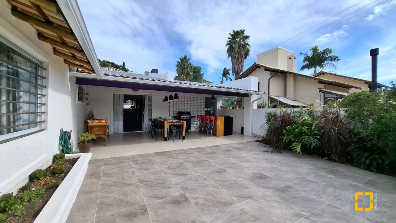 Casa com 412m², 12 quartos (sendo 6 suítes), 4 garagens, no bairro Ponta das Canas em Florianópolis