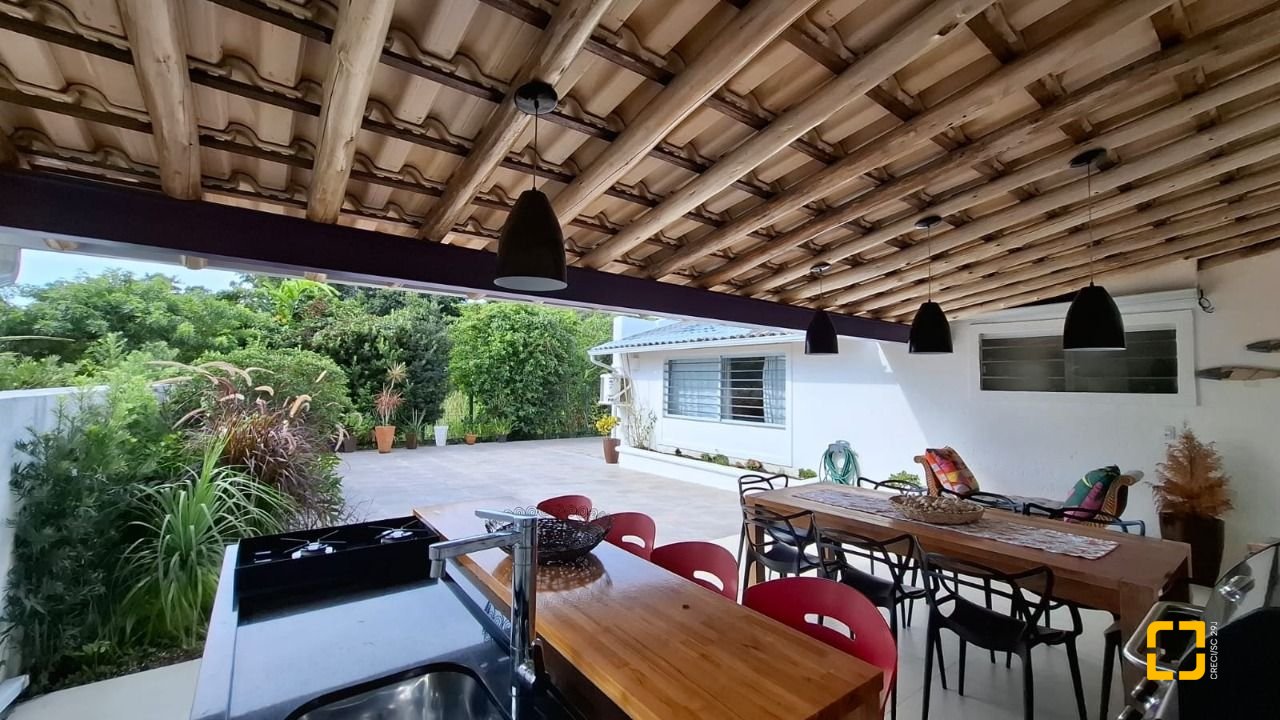 Casa com 412m², 12 quartos (sendo 6 suítes), 4 garagens, no bairro Ponta das Canas em Florianópolis
