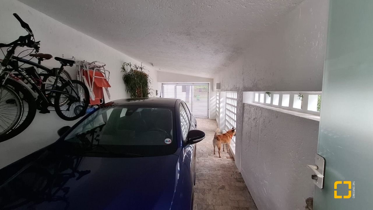 Casa com 412m², 12 quartos (sendo 6 suítes), 4 garagens, no bairro Ponta das Canas em Florianópolis