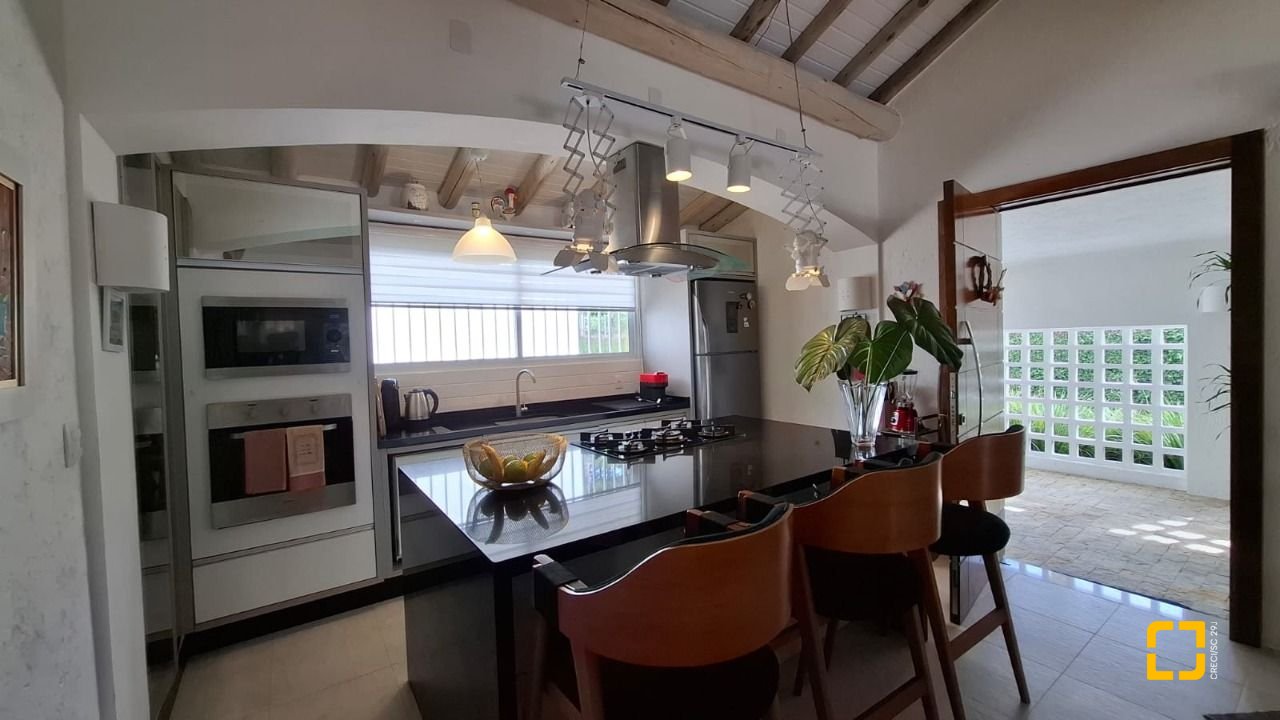 Casa com 412m², 12 quartos (sendo 6 suítes), 4 garagens, no bairro Ponta das Canas em Florianópolis