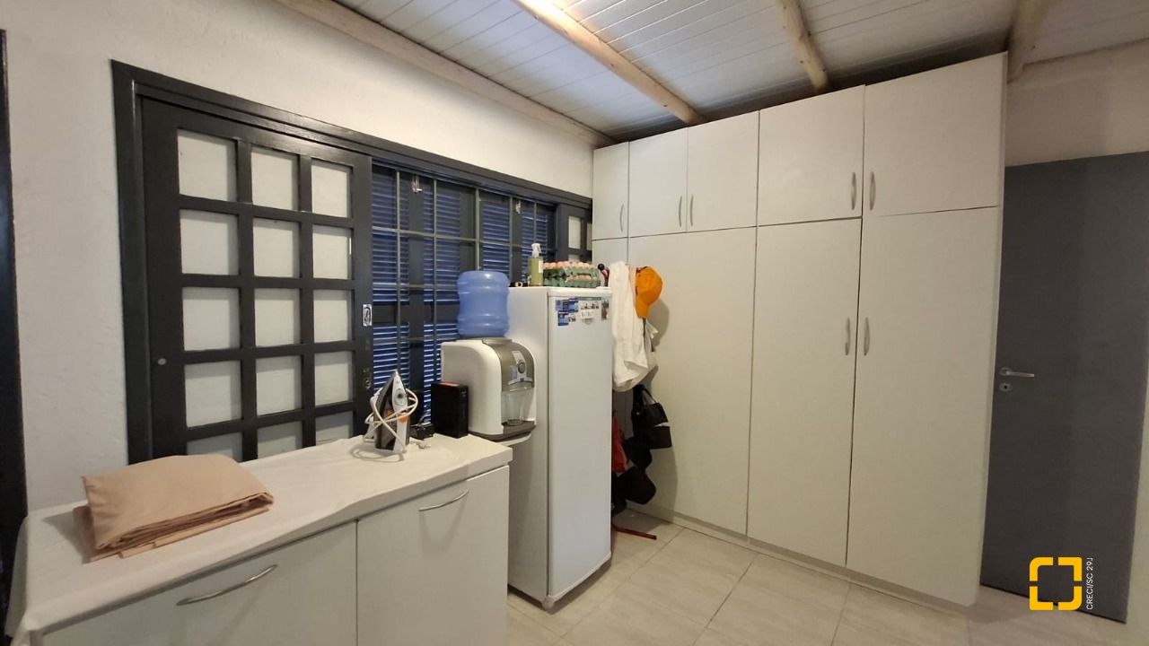 Casa com 412m², 12 quartos (sendo 6 suítes), 4 garagens, no bairro Ponta das Canas em Florianópolis