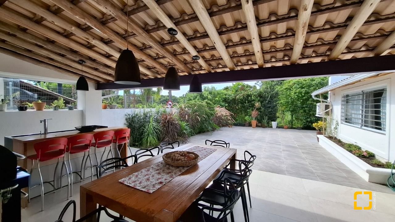 Casa com 412m², 12 quartos (sendo 6 suítes), 4 garagens, no bairro Ponta das Canas em Florianópolis