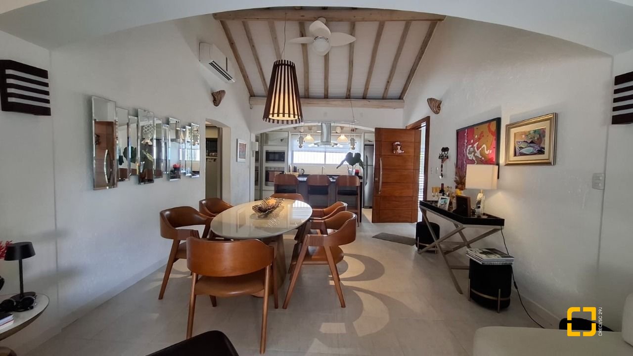 Casa com 412m², 6 quartos (sendo 6 suítes), 4 garagens, no bairro Ponta das Canas em Florianópolis