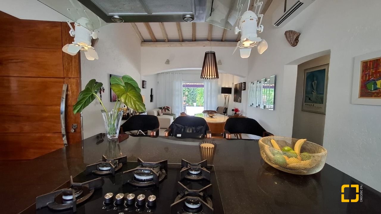 Casa com 412m², 6 quartos (sendo 6 suítes), 4 garagens, no bairro Ponta das Canas em Florianópolis
