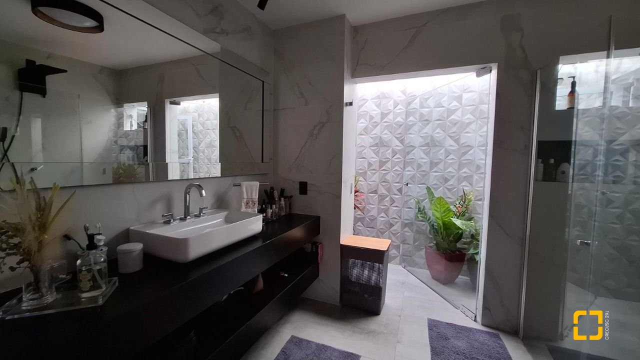 Casa com 412m², 6 quartos (sendo 6 suítes), 4 garagens, no bairro Ponta das Canas em Florianópolis
