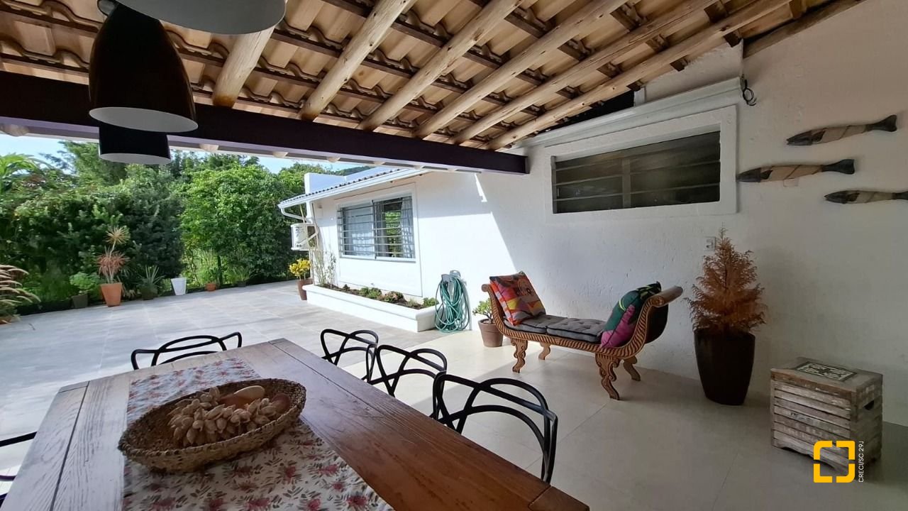 Casa com 412m², 6 quartos (sendo 6 suítes), 4 garagens, no bairro Ponta das Canas em Florianópolis