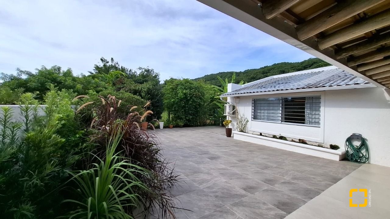 Casa com 412m², 6 quartos (sendo 6 suítes), 4 garagens, no bairro Ponta das Canas em Florianópolis