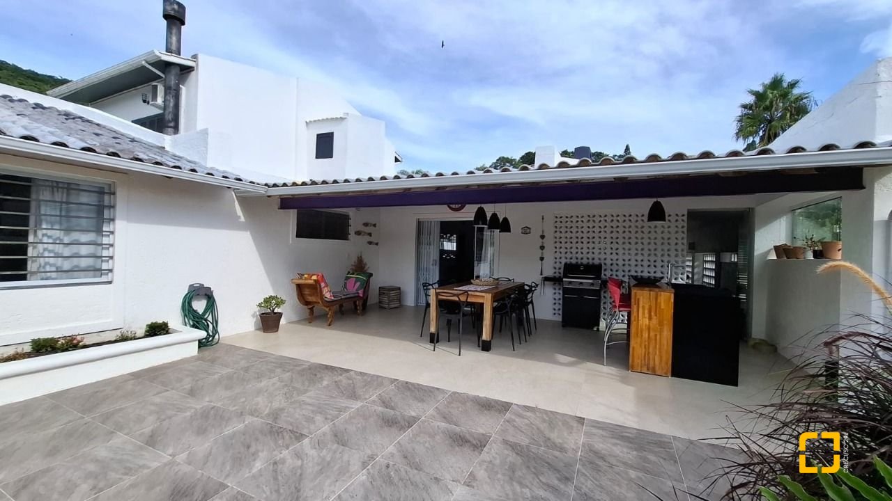 Casa com 412m², 6 quartos (sendo 6 suítes), 4 garagens, no bairro Ponta das Canas em Florianópolis