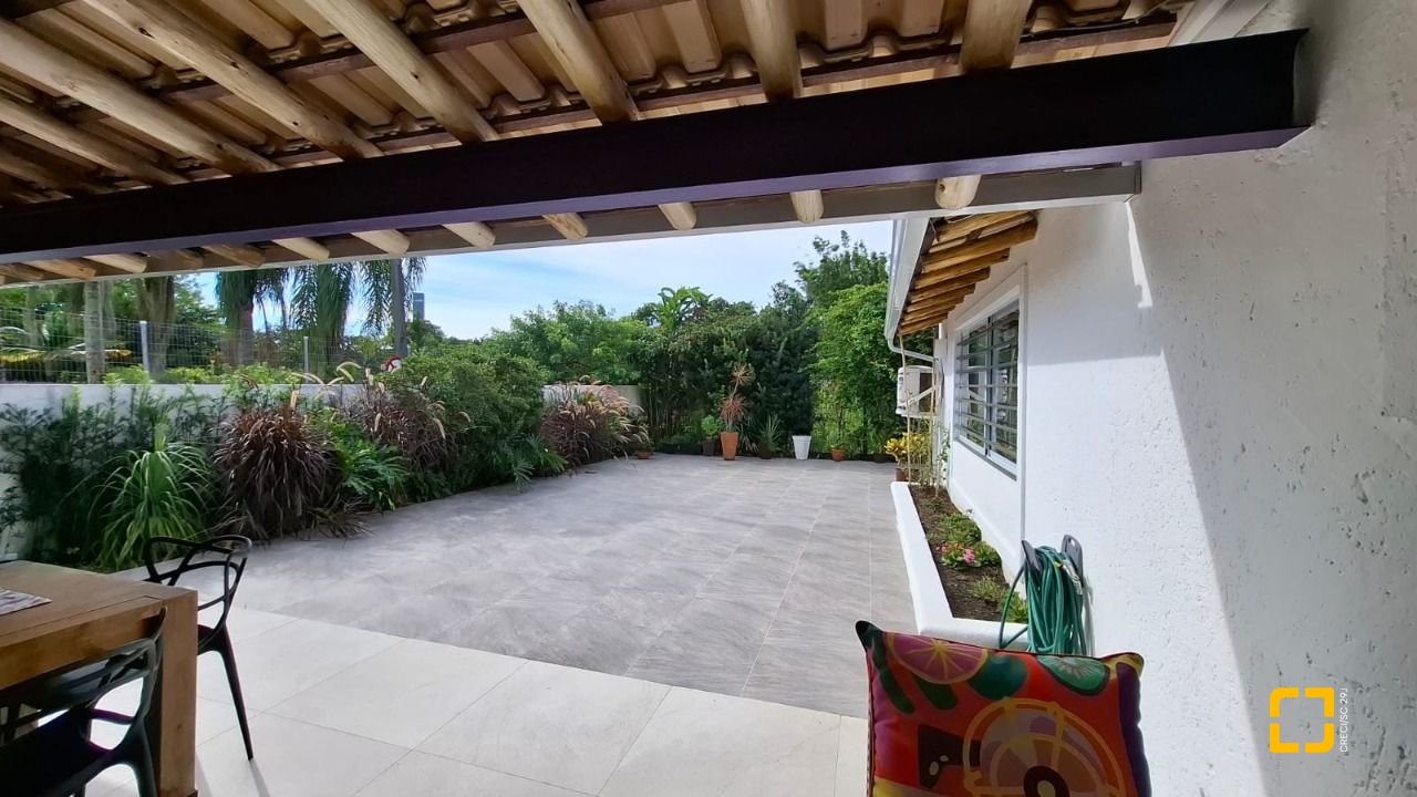 Casa com 412m², 6 quartos (sendo 6 suítes), 4 garagens, no bairro Ponta das Canas em Florianópolis