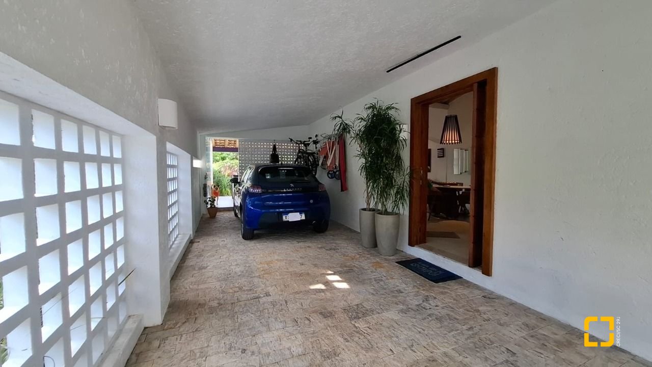 Casa com 412m², 6 quartos (sendo 6 suítes), 4 garagens, no bairro Ponta das Canas em Florianópolis