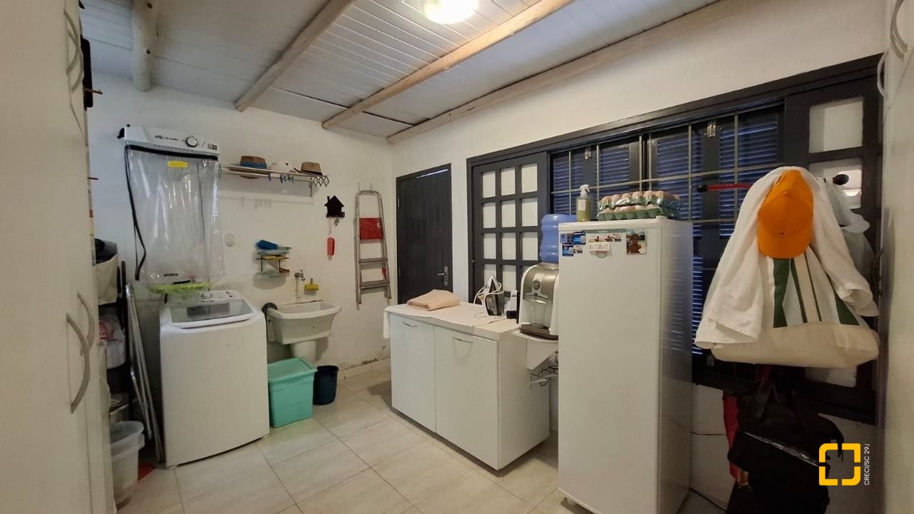 Casa com 412m², 6 quartos (sendo 6 suítes), 4 garagens, no bairro Ponta das Canas em Florianópolis