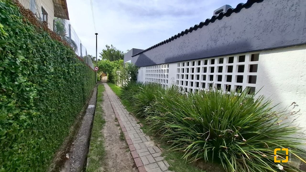 Casa com 412m², 6 quartos (sendo 6 suítes), 4 garagens, no bairro Ponta das Canas em Florianópolis