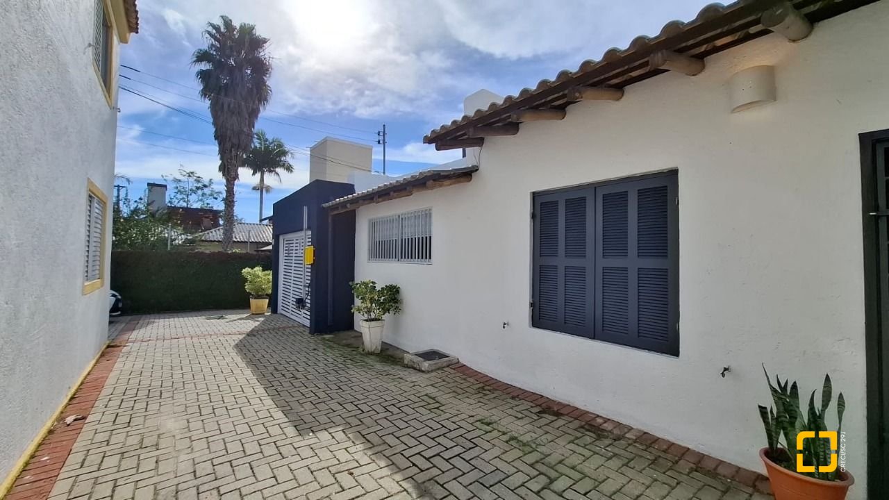Casa com 412m², 6 quartos (sendo 6 suítes), 4 garagens, no bairro Ponta das Canas em Florianópolis