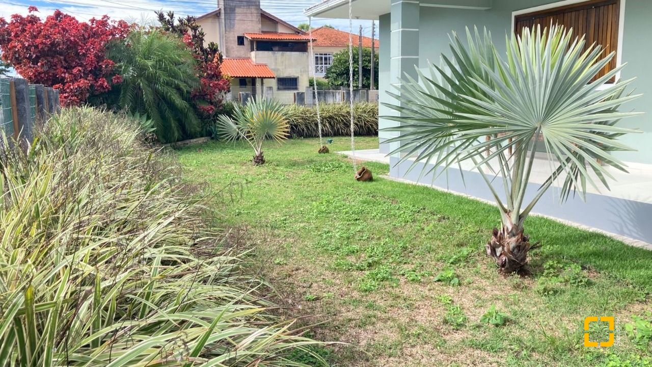 Casa com 130m², 4 quartos (sendo 1 suíte), 2 garagens, no bairro Campeche em Florianópolis