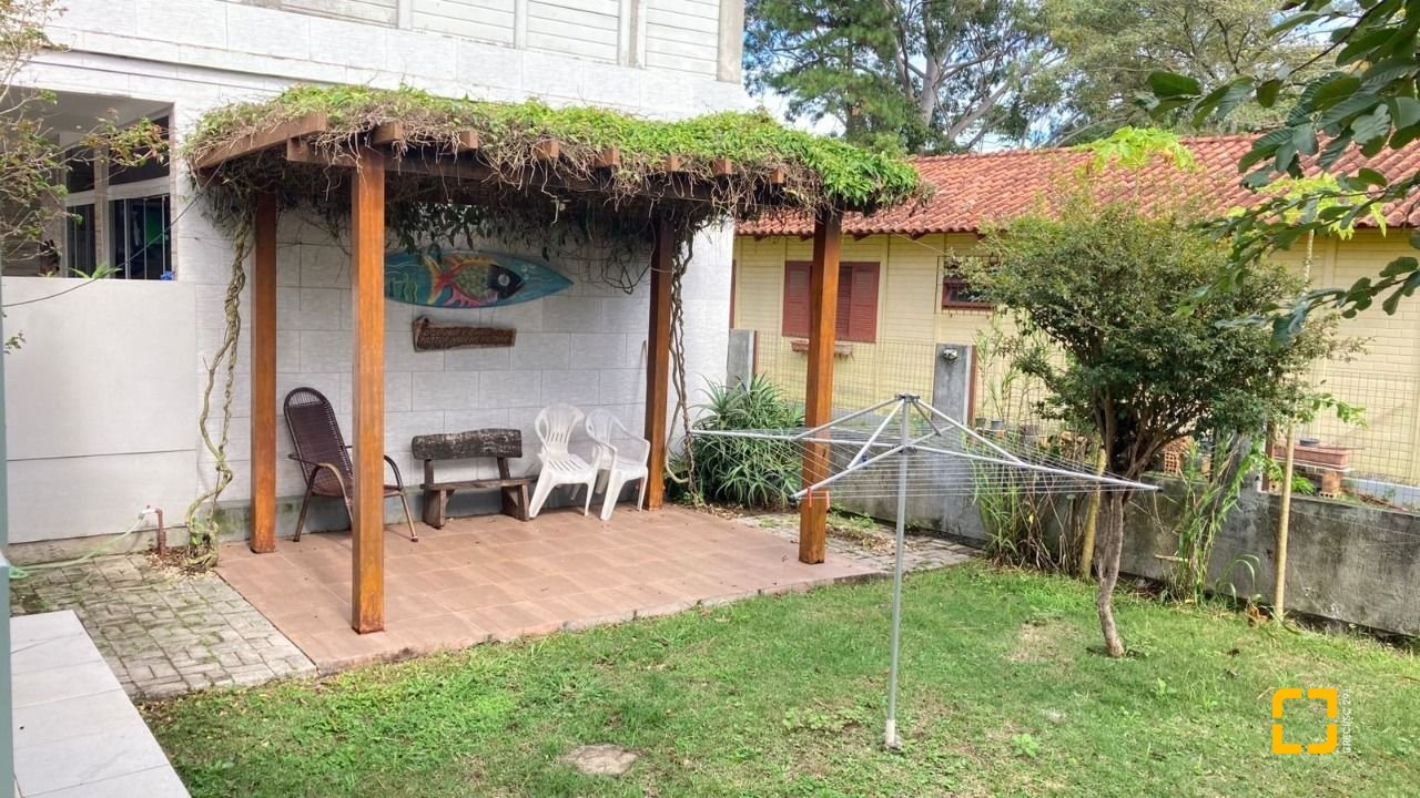 Casa com 130m², 4 quartos (sendo 1 suíte), 2 garagens, no bairro Campeche em Florianópolis