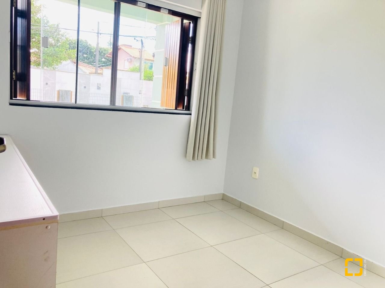Casa com 130m², 4 quartos (sendo 1 suíte), 2 garagens, no bairro Campeche em Florianópolis