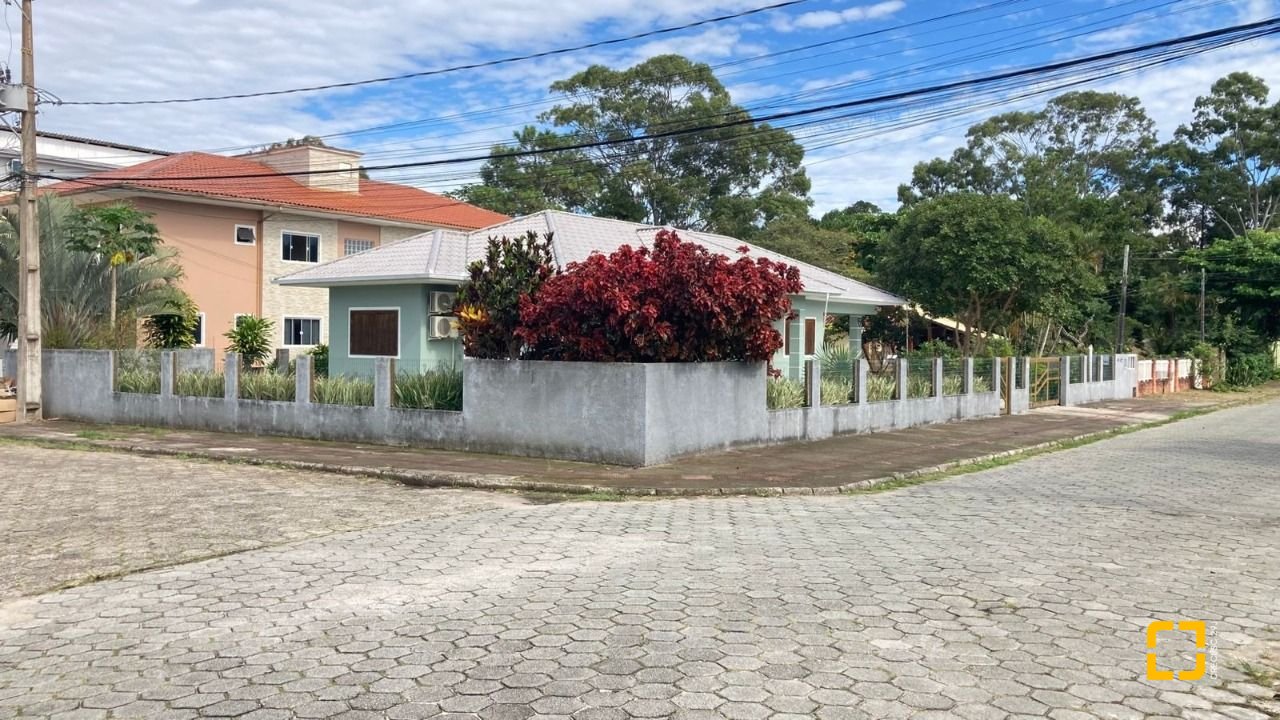 Casa com 130m², 4 quartos (sendo 1 suíte), 2 garagens, no bairro Campeche em Florianópolis