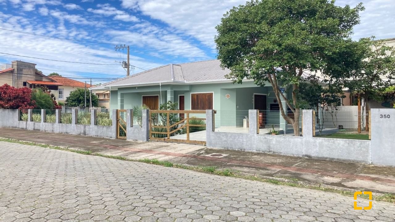 Casa com 130m², 4 quartos (sendo 1 suíte), 2 garagens, no bairro Campeche em Florianópolis