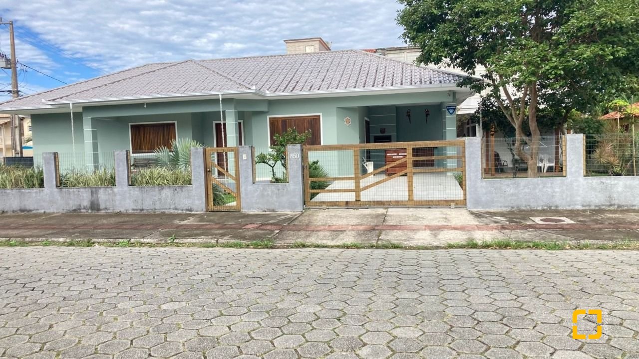 Casa com 130m², 4 quartos (sendo 1 suíte), 2 garagens, no bairro Campeche em Florianópolis