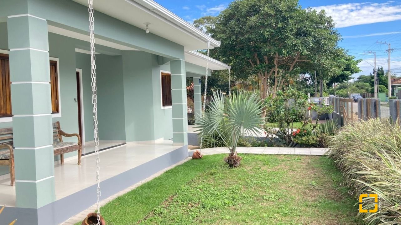 Casa com 130m², 4 quartos (sendo 1 suíte), 2 garagens, no bairro Campeche em Florianópolis