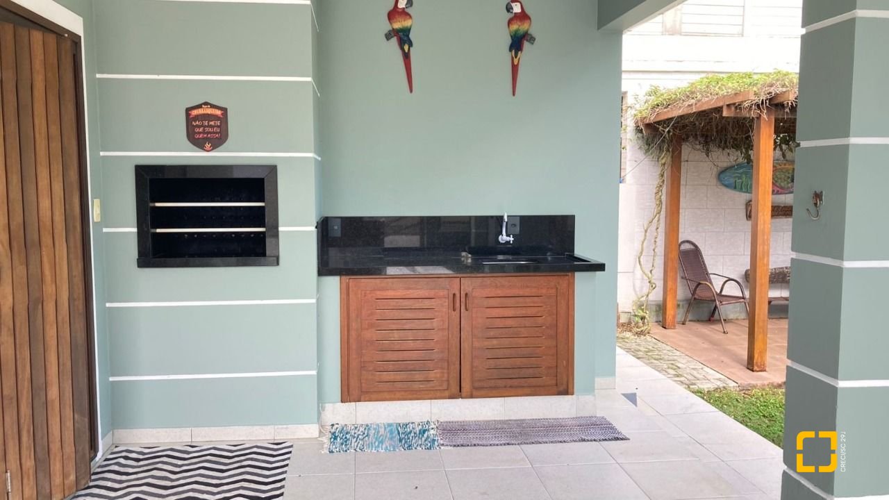 Casa com 130m², 4 quartos (sendo 1 suíte), 2 garagens, no bairro Campeche em Florianópolis