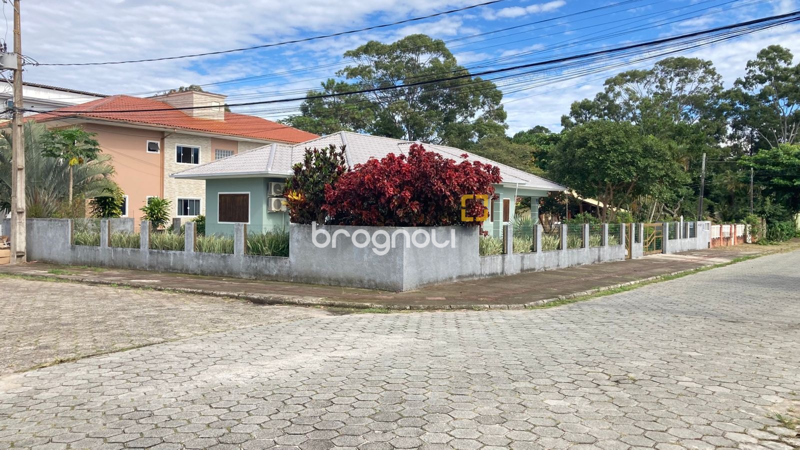 Casa com 130m², 3 quartos (sendo 1 suíte), 2 garagens, no bairro Campeche em Florianópolis