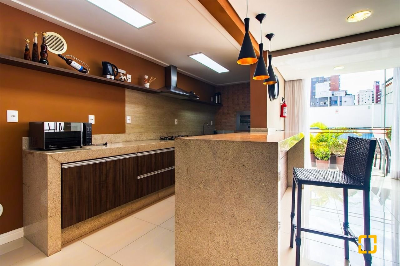 Apartamento com 85m², 4 quartos (sendo 1 suíte), 2 garagens, no bairro Estreito em Florianópolis