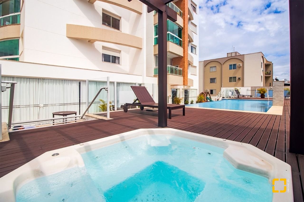 Apartamento com 85m², 4 quartos (sendo 1 suíte), 2 garagens, no bairro Estreito em Florianópolis