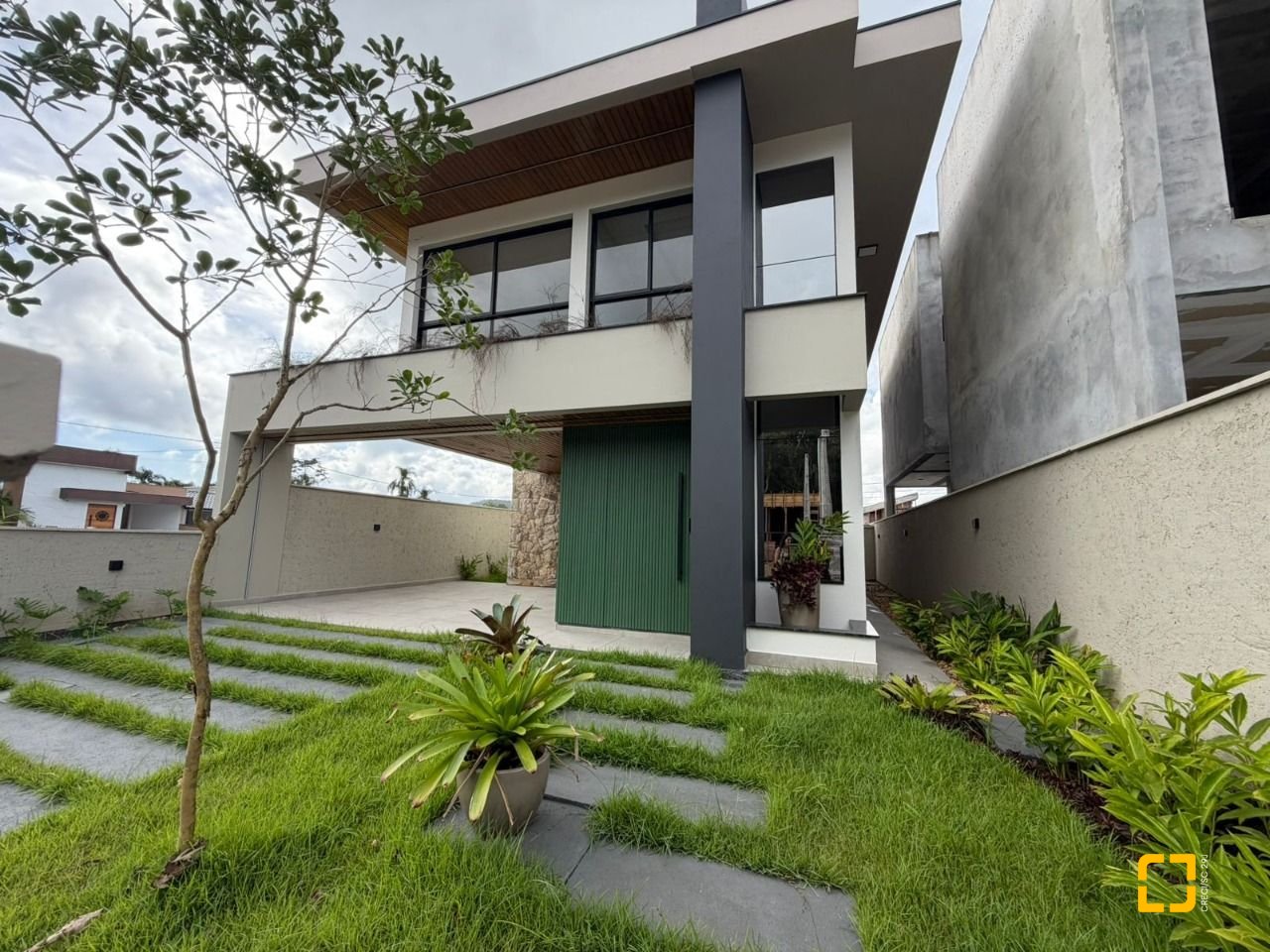 Casa com 165m², 3 quartos (sendo 1 suíte), 3 garagens, no bairro Forquilhas em São José