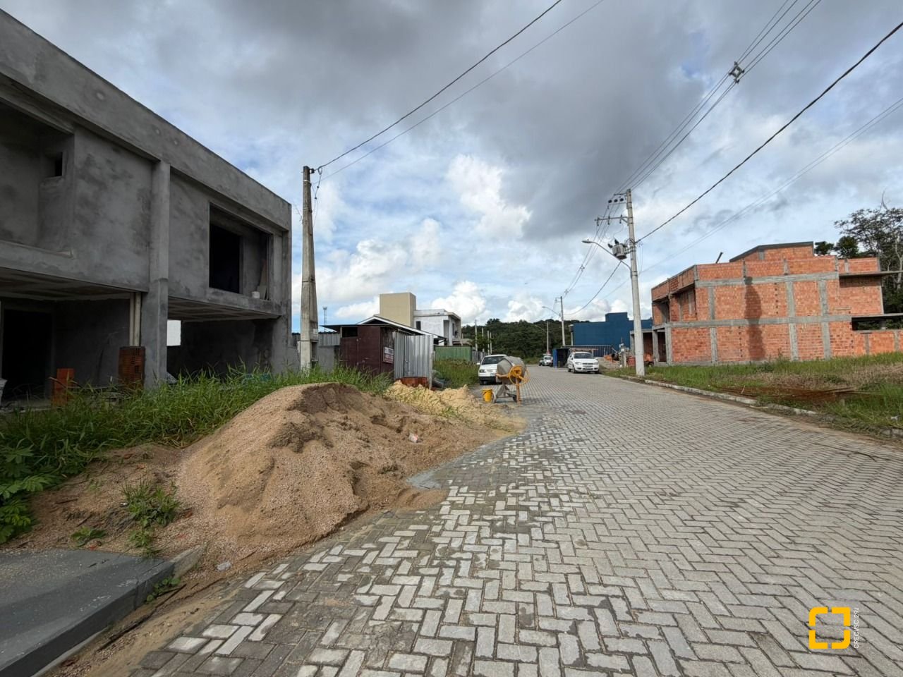 Casa com 165m², 3 quartos (sendo 1 suíte), 3 garagens, no bairro Forquilhas em São José
