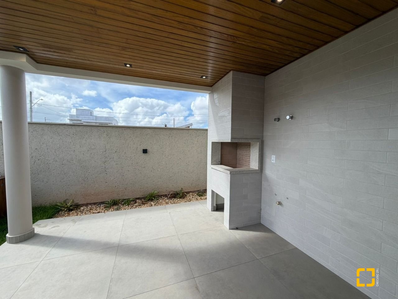 Casa com 165m², 3 quartos (sendo 1 suíte), 3 garagens, no bairro Forquilhas em São José