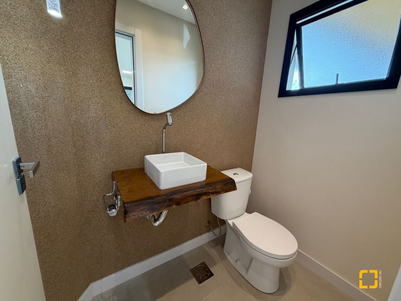 Casa com 165m², 3 quartos (sendo 1 suíte), 3 garagens, no bairro Forquilhas em São José