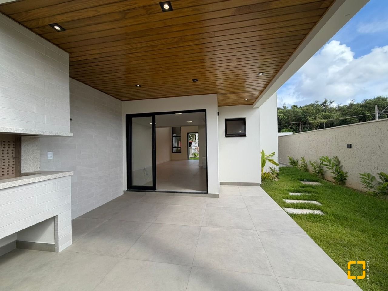 Casa com 165m², 3 quartos (sendo 1 suíte), 3 garagens, no bairro Forquilhas em São José