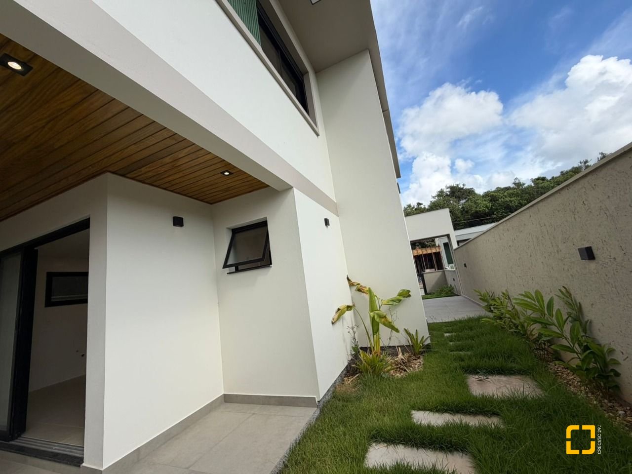 Casa com 165m², 3 quartos (sendo 1 suíte), 3 garagens, no bairro Forquilhas em São José