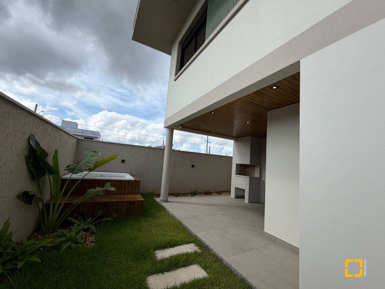 Casa com 165m², 3 quartos (sendo 1 suíte), 3 garagens, no bairro Forquilhas em São José